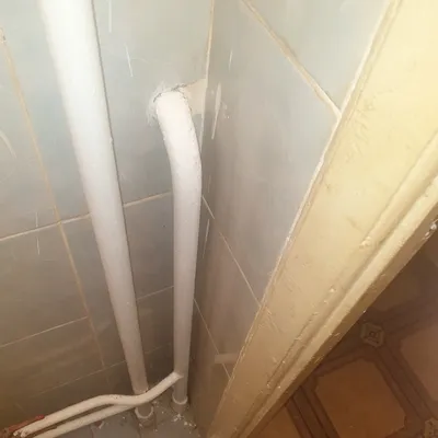 Фото ванной комнаты с прорванной трубой в HD качестве