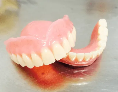 Изображение протеза бабочки на зубах - небольшой размер PNG