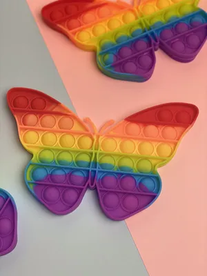 Картинка радужной бабочки для скачивания в формате WebP для использования на веб-страницах