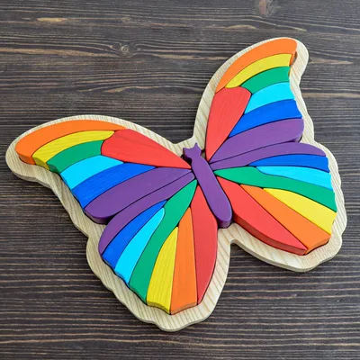 Интересное фото радужной бабочки с выбором размера на фото для использования в дизайне и печати