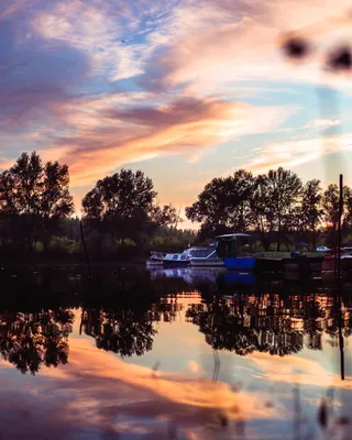 Фото, запечатлевшее первые лучи Рассвета на озере