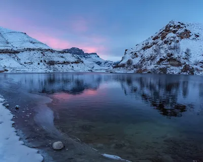 Фотография с окунувшимся в свет Рассветом на озере