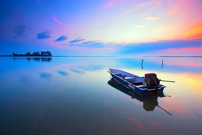 Фотография рассвета на озере в Full HD