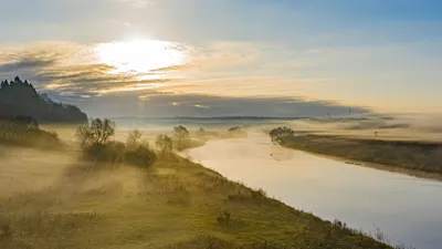 Огненный рассвет на реке – лучшие фото для скачивания