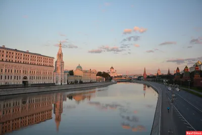 Фотография рассвета над рекой: полное HD впечатление природы на вашем устройстве.