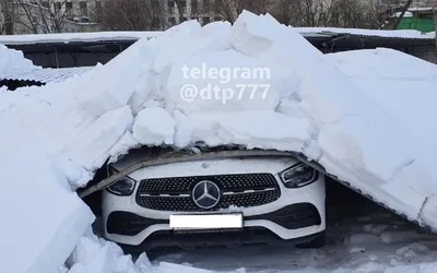 Необычные снимки поврежденных машин в снежных пейзажах