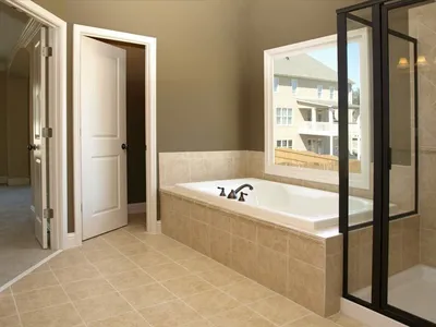 Элегантные раздвижные двери для ванной: фотогалерея