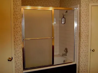 Современные решения: раздвижные двери в ванной комнате