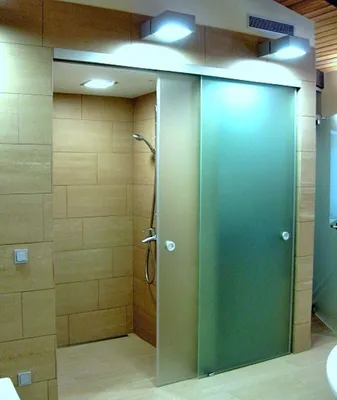 Интерьерная фотосессия: раздвижные двери в ванной