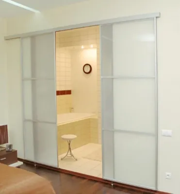 Фото раздвижных дверей в ванную комнату с матовым покрытием