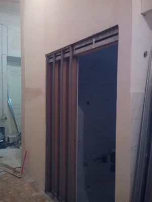 Фото раздвижных дверей в ванную комнату с металлическими вставками