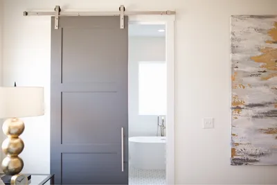 Фото раздвижных дверей в ванную комнату с узорами