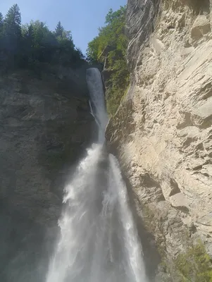 Фотография Рейхенбахского водопада в арт-стиле