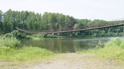 Безграничность Реки Чулым: Просторы водной глади и гористые пейзажи