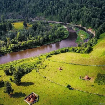 Фото реки Инзер с заснеженными берегами: красота зимней природы