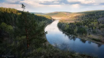 Фото реки Юрюзань с отражением гор в воде