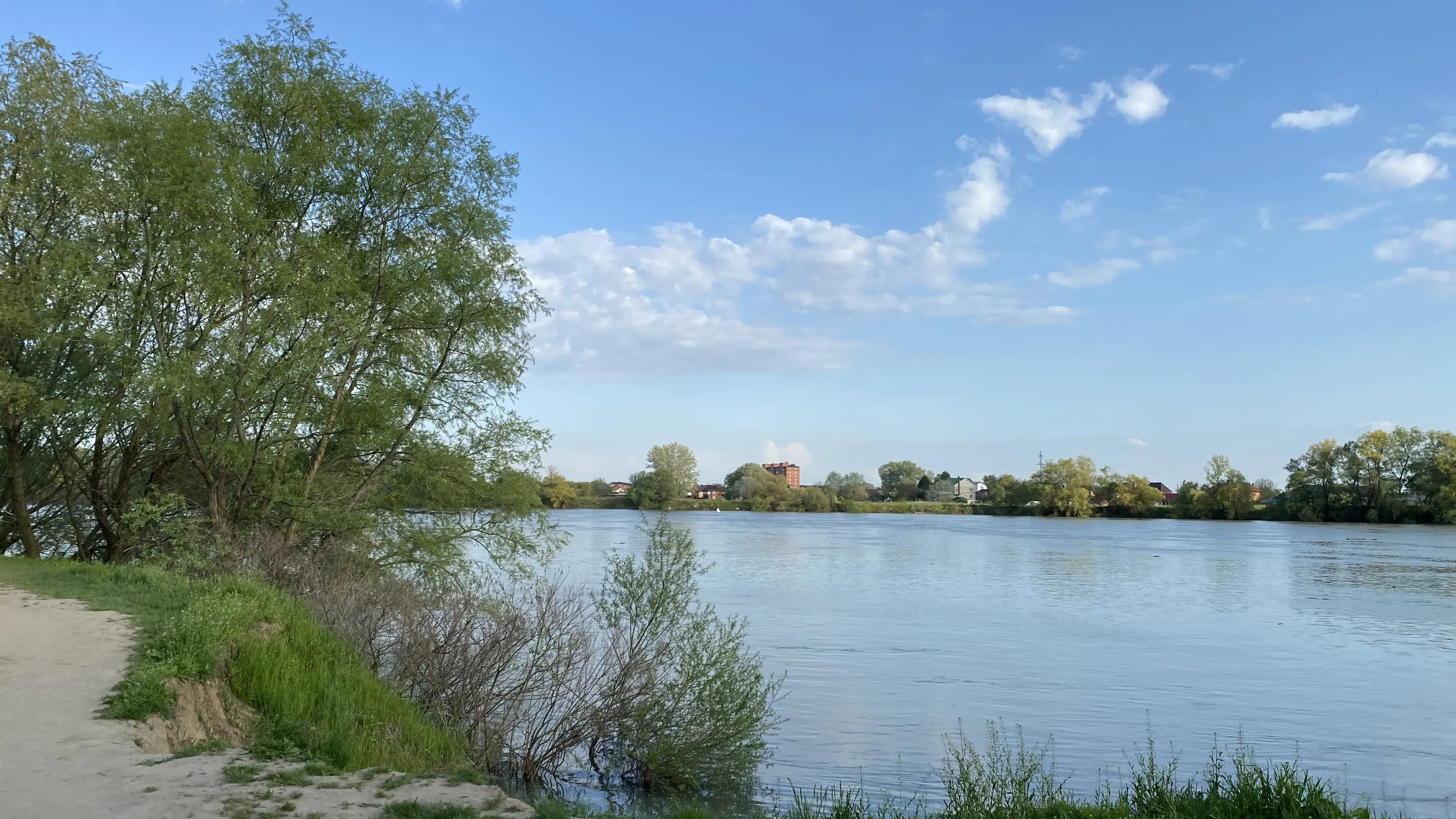 Картинка реки Кубань: прекрасный пейзаж с водой и горами | Река кубань Фото  №1093396 скачать