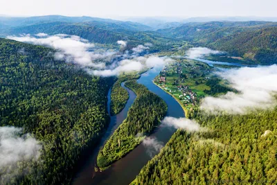 Взгляните на живописный пейзаж реки Мана на этой фотографии