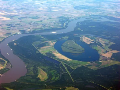 Фото, запечатлевшее живой поток Реки Миссисипи