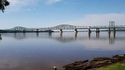 Линия горизонта, где встречаются небо и вода Реки Миссисипи