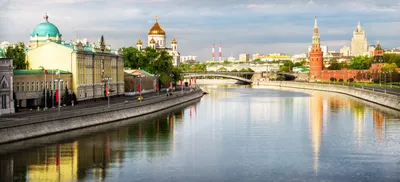 Фото реки Москвы с разными размерами изображений