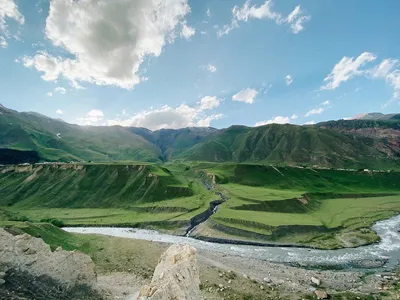 Конечно! Вот список уникальных и привлекательных заголовков для фотографий на тему реки: