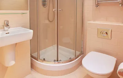 Практичные решения для маленькой ванной комнаты: фото примеры