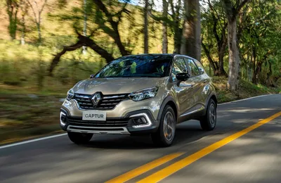 Renault Captur 2023: фото на фоне моря