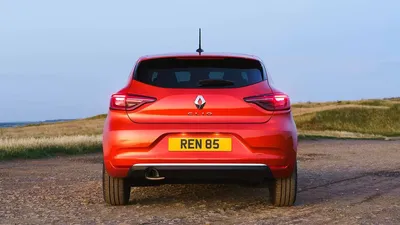 Фото Renault Clio 2023 на черном фоне