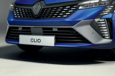 Фотографии Renault Clio 2023 на дороге