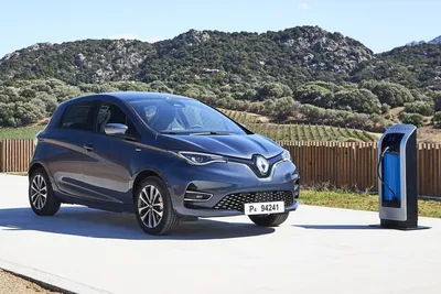 Renault Zoe 2023 на черном фоне