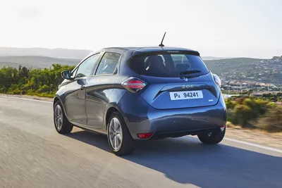 Renault Zoe 2023 в движении на фото