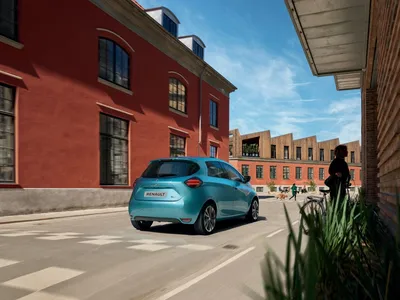 Renault Zoe 2023 на фоне заката