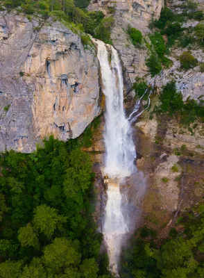 Скачать бесплатно HD фото ресторана возле потрясающего водопада