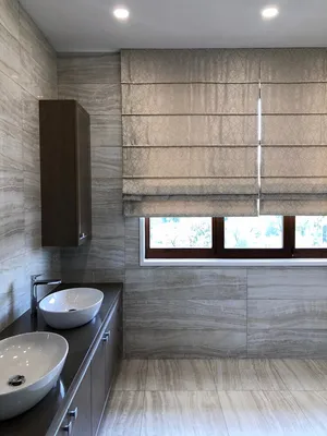 Фото в хорошем качестве ванной комнаты с римскими шторами