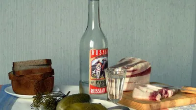 Изображение рюмки водки и закуски - JPG формат