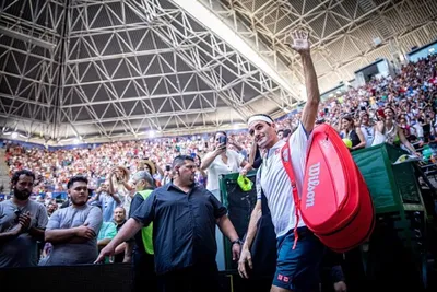 Фото Роджера Федерера на фоне зрителей и болельщиков