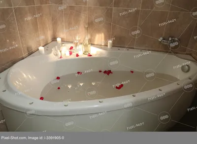 Фото романтической ванны с видом на природу