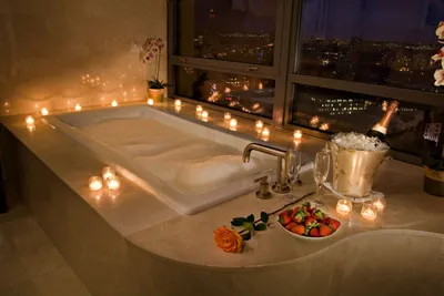 Фото романтической ванны с использованием световых эффектов