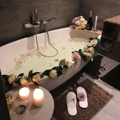 Фото романтической ванны с использованием дерева и камня