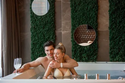 Изображения романтической ванны с использованием ярких цветов и акцентов