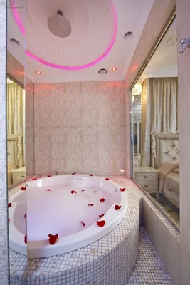 Фотография романтической ванны с розовыми лепестками