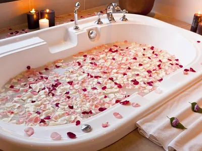 Ванна с романтическим декором и свечами