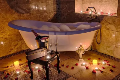 Фотография романтической ванны с романтическими украшениями