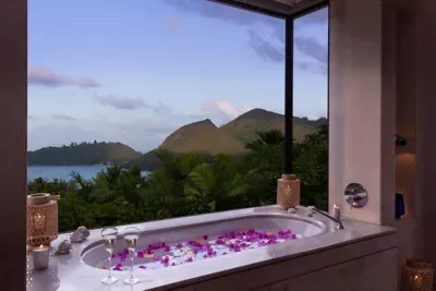 Романтическая ванна с ароматическими свечами и лепестками роз