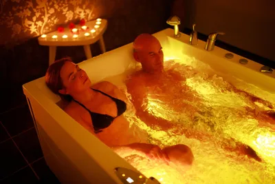 Фотография романтической ванны с романтическими свечами