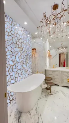 Изображение роскошной ванной комнаты с использованием натуральных материалов