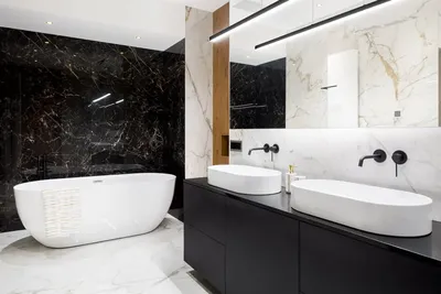 Изображение роскошной ванной комнаты с видом на природу