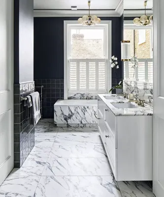 Фото роскошной ванной комнаты с элегантными аксессуарами