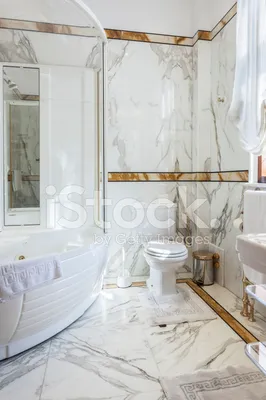Роскошная ванная комната с элегантной мебелью: фото идеального стиля